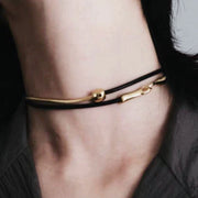 Collana girocollo da donna di alta gamma, elegante e semplice, con catena a maglie di serpente e corda in pelle, in stile europeo e americano.