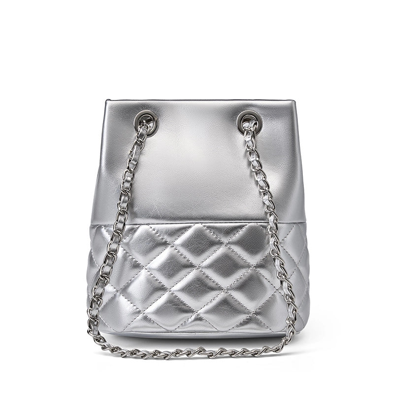 Borsa a secchiello con catena in vera pelle, colore argento.
