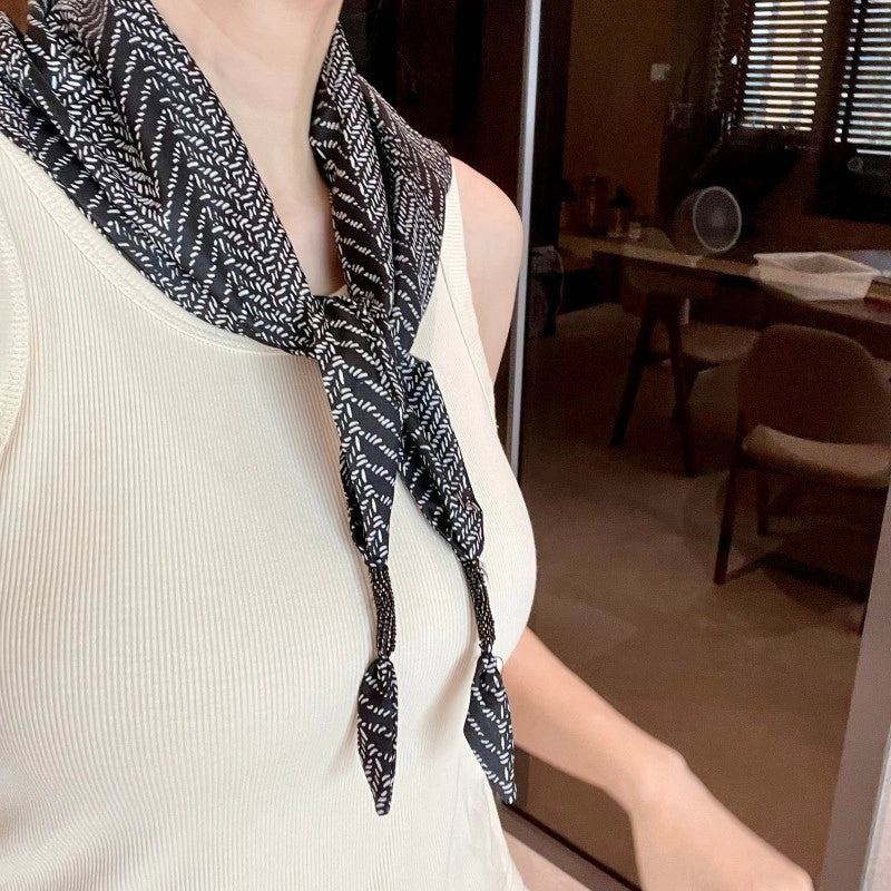 Cintura/foulard triangolare in seta a righe nere da donna, nuovo stile coreano 2025, accessorio elegante e sofisticato per la vita.