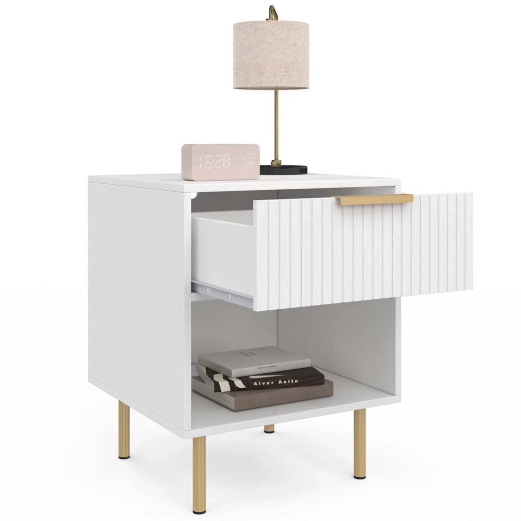 IDMarket - Set di 2 comodini a 1 cassetto MARCEL con doghe in legno bianco e oro