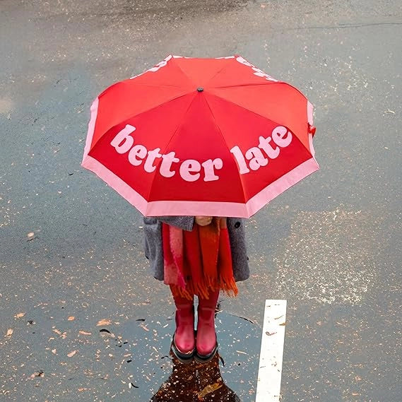 Ombrello con scritta "Better late than ugly"