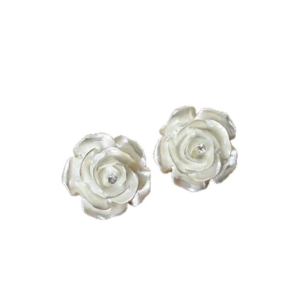 Orecchini a forma di camelia bianca con zirconi