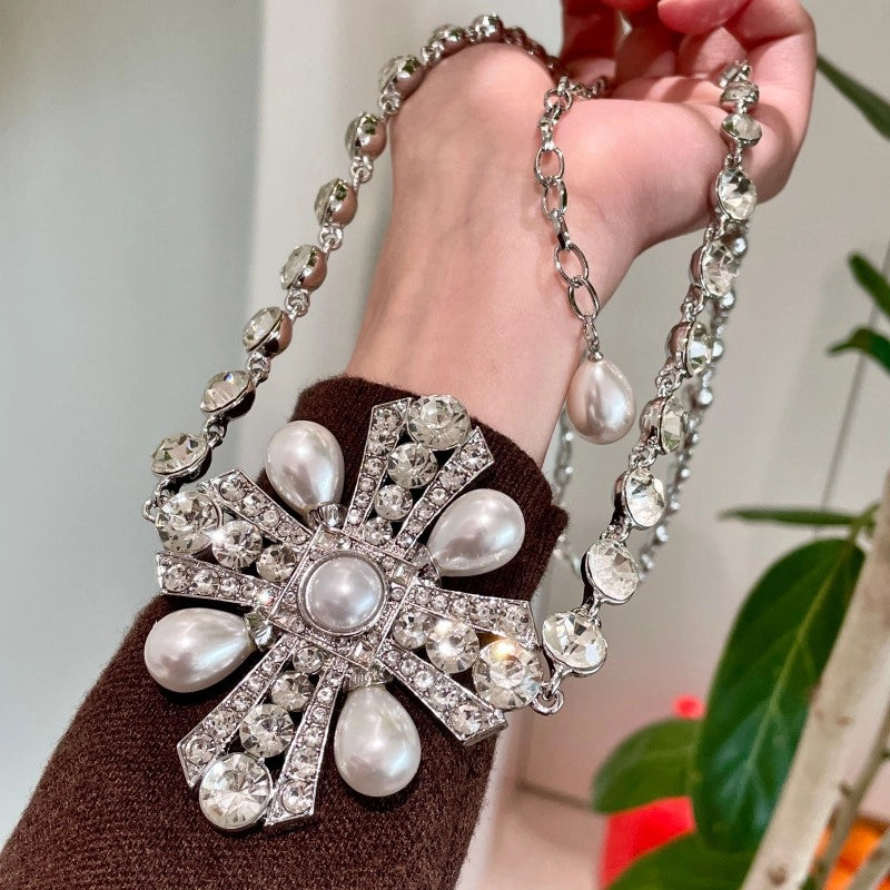 Collana lunga in argento con catena a croce e petali di perle, interamente tempestata di diamanti, cintura leggera e lussuosa con catena a diamanti rotondi.