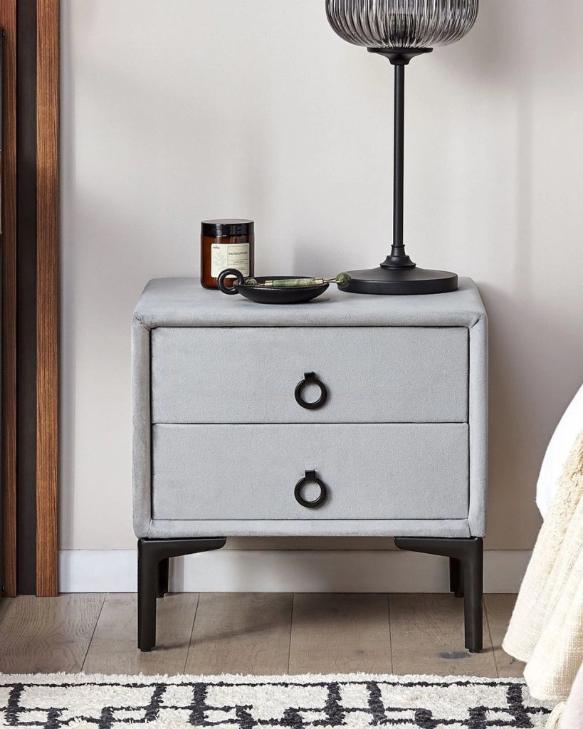 Comodino Velluto Grigio Chiaro Gambe in Metallo Nero con 2 Cassetti Contenitori 44x 38 cm Comodino