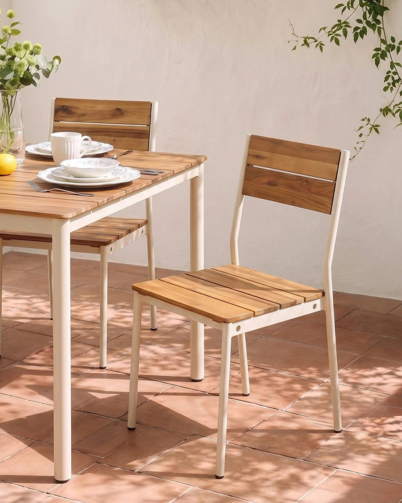 Set da giardino composto da 2 sedie in legno di acacia a doghe con struttura in metallo, colore marrone stile moderno
