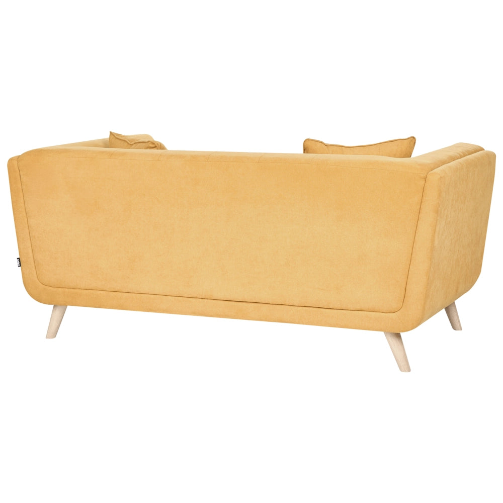 Divano a 2 posti in tessuto con cuscini decorativi, gambe in legno e trapuntatura decorativa, stile retrò senape
