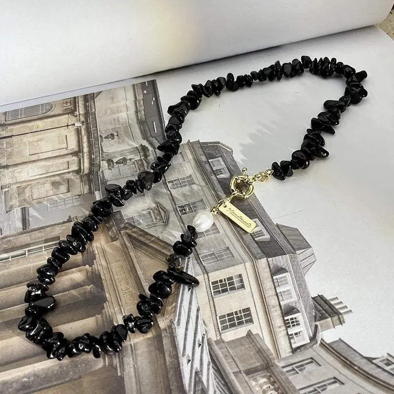 Collana fatta a mano con perline di cristallo nero naturale, ideale come regalo di Natale o di compleanno.