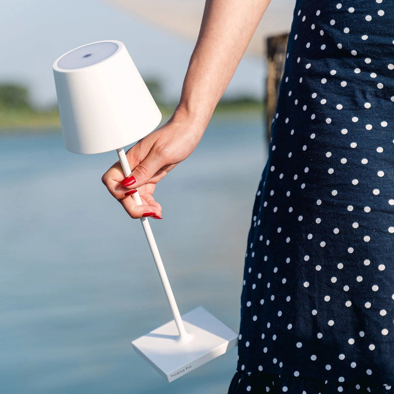 Zafferano Lampada a led da tavolo Poldina Pro Bianca ricaricabile e dimmerabile con batteria fino a 12 ore. Da uso esterno IP65