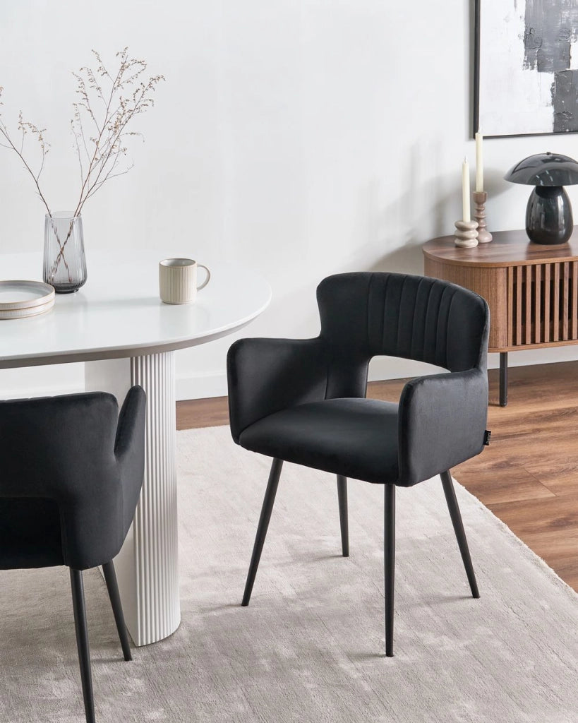 Set di 2 sedie da pranzo velluto nero braccioli schienale intagliato gambe in metallo moderna industriale