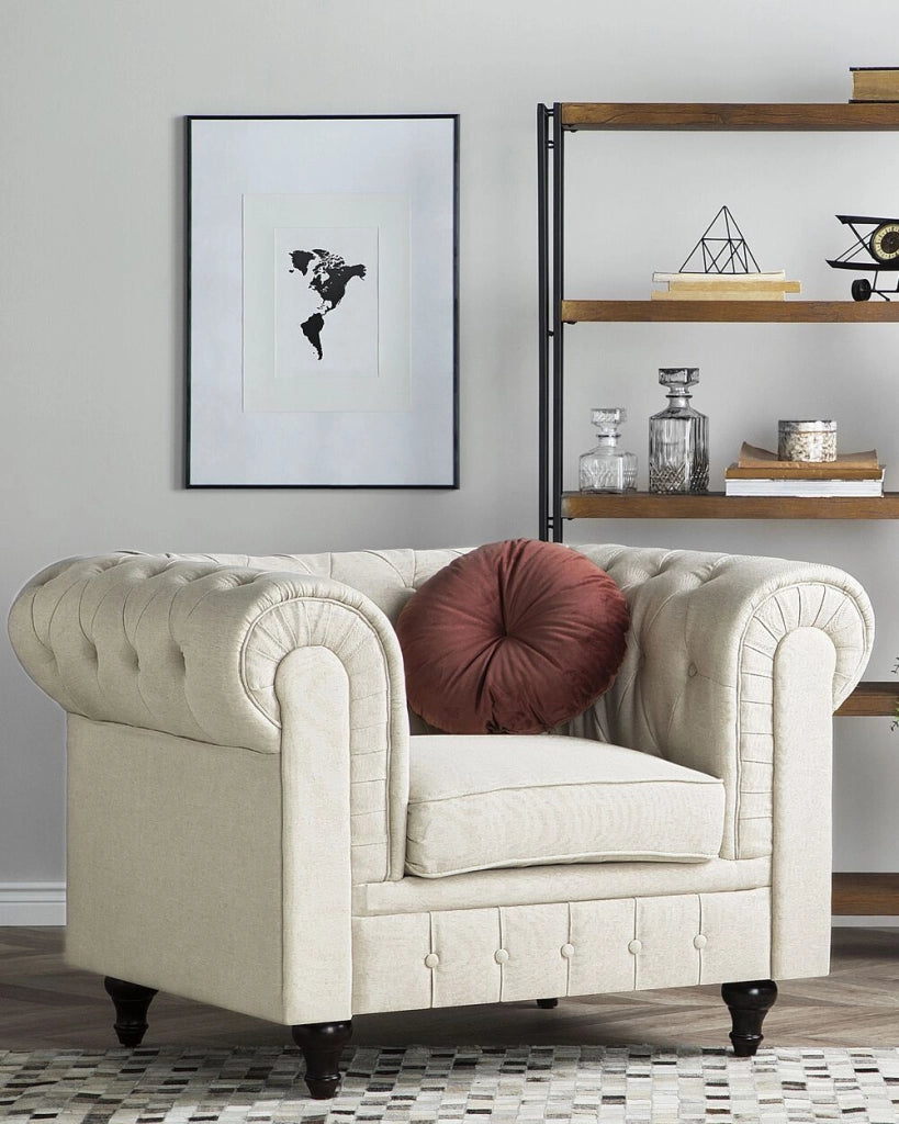 Poltrona Chesterfield Rivestimento in Tessuto Beige Gambe in Legno Scuro Contemporanea