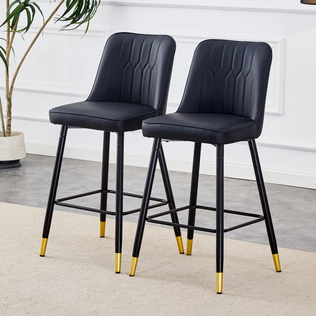 Set di 2 sgabelli da bar, alti 100 cm, in similpelle nera con struttura in metallo nero e comodo poggiapiedi. Disponibili in diversi colori: la scelta