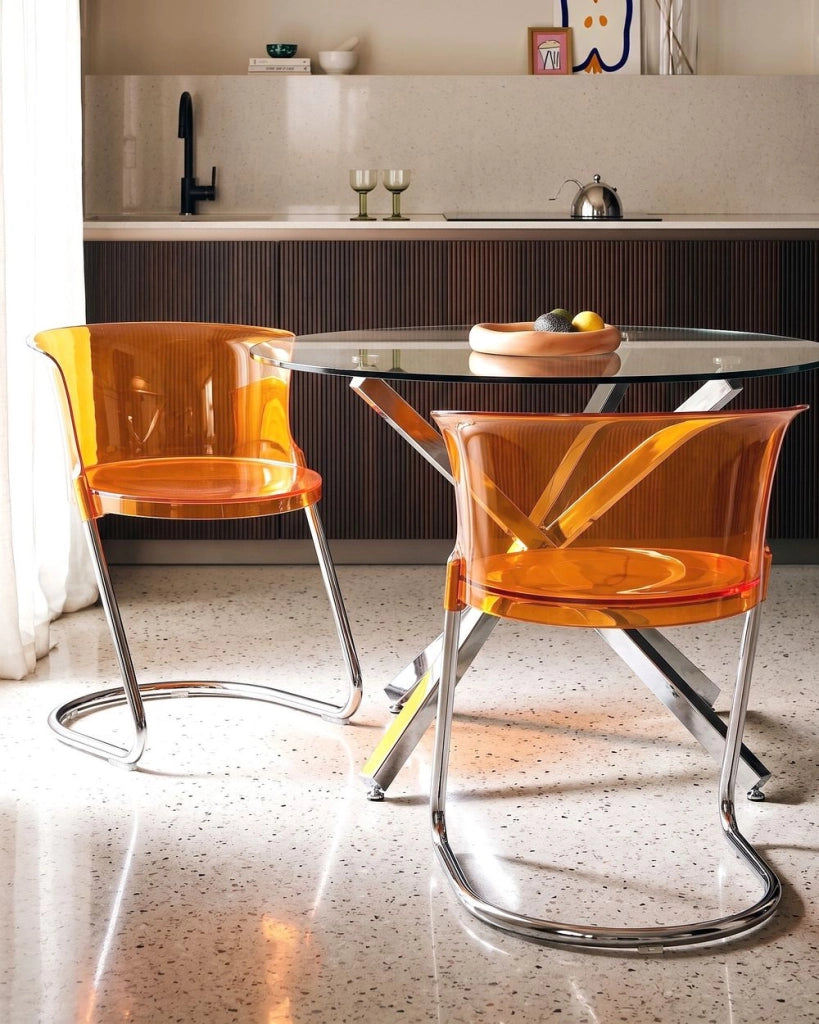 Set di 2 sedie da pranzo arancione in materiale sintetico con gambe in metallo argentato schienale curvo stile moderno sala da pranzo