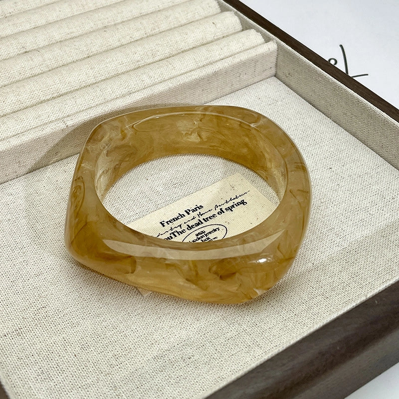 Bracciale rigido da donna in acrilico, dalla forma irregolare e dal bordo largo, rivestito in acido acetico; design di nicchia; stile vintage retr¨° e sofisticato.