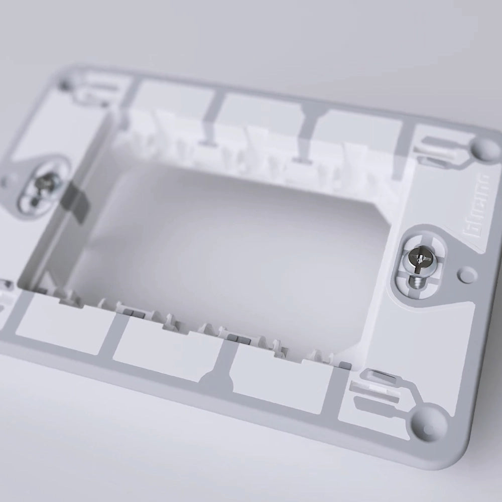 Bticino matixgo supporto per placche diverse modulazioni fissaggio con viti *** numero posti 3 moduli, confezione 1