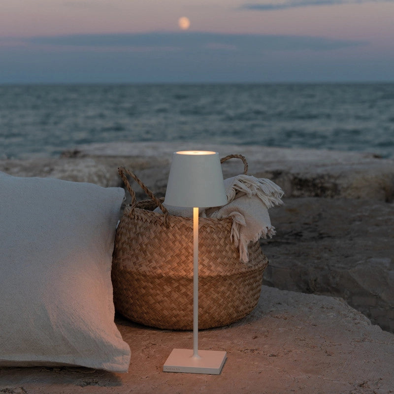 Zafferano Lampada a led da tavolo Poldina Pro Bianca ricaricabile e dimmerabile con batteria fino a 12 ore. Da uso esterno IP65