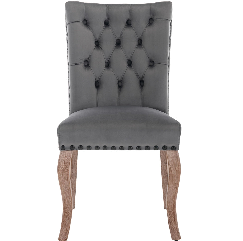 Sedia da pranzo in velluto grigio con gambe in legno e borchie decorative