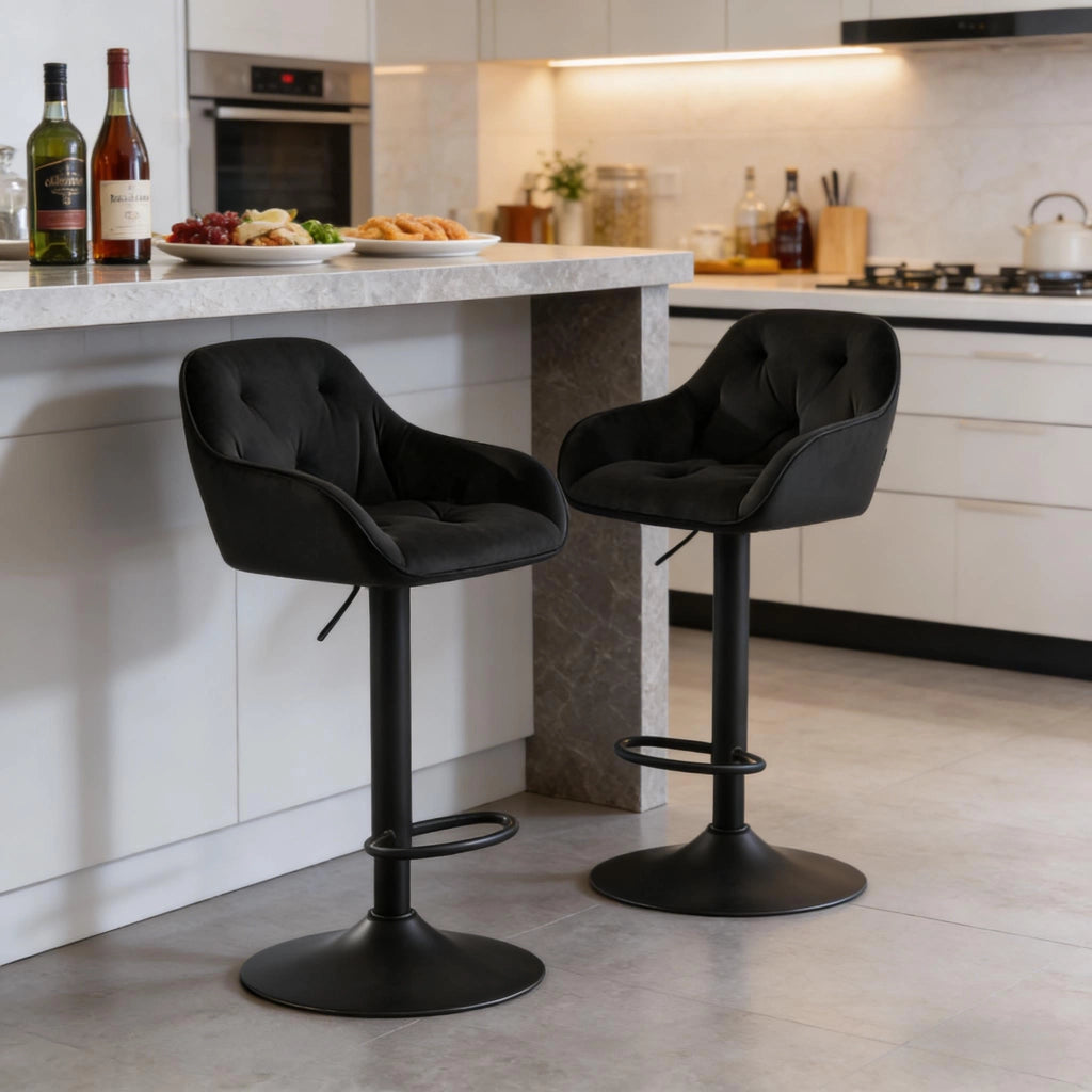 Sgabello bar regolabile girevole in velluto nero con schienale e braccioli, base in metallo
