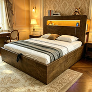 Letto in legno 140x200 cm, con contenitore e ripiani, illuminazione a LED, presa di ricarica, stile retro, marrone