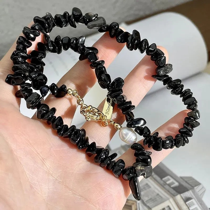 Collana fatta a mano con perline di cristallo nero naturale, ideale come regalo di Natale o di compleanno.