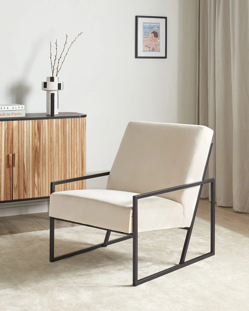 Poltrona in velluto beige chiaro 83L x 69L x 83H Schienale Bracciolo Struttura in metallo nero Soggiorno moderno glam