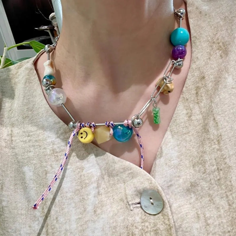 Collana con faccina sorridente e perline di vetro di cristallo: gioiello colorato fatto a mano
