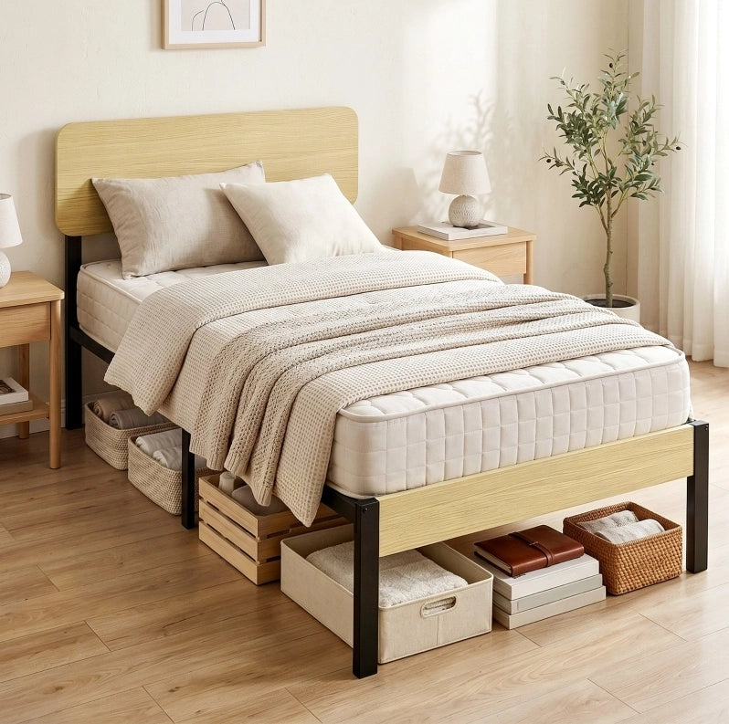 Letto singolo in metallo con testiera e spazio sottoletto