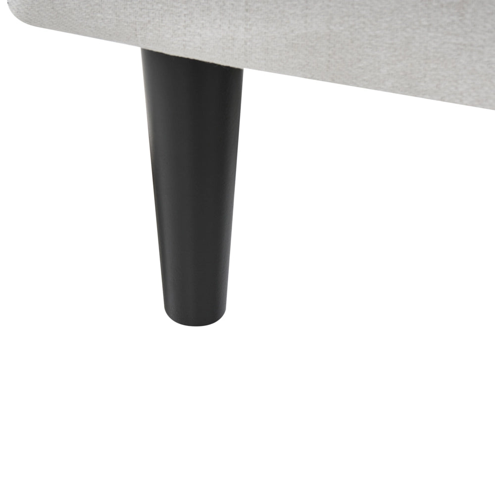 Chaise longue destra in tessuto bianco sporco imbottita con cuscino facile da pulire, gambe in legno, soggiorno moderno