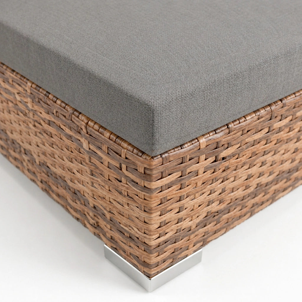 Set 2 Lettini Prendisole In Polyrattan Con Tavolino Contenitore E Cuscini Schienale Regolabile 5 Posizioni Sdraio Da Giardino Terrazzo Piscina 184 x 60 x 21 Cm Marrone Chiaro E Grigio
