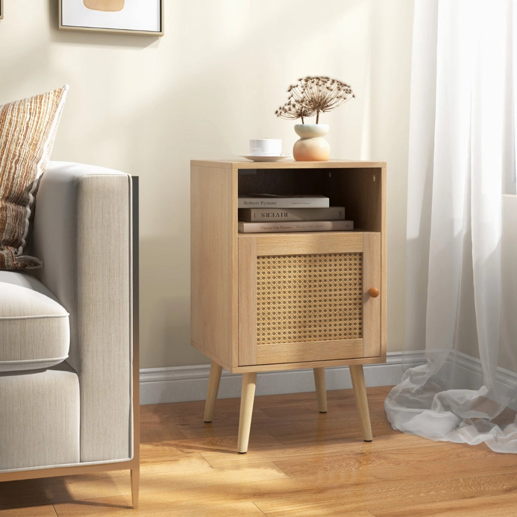 Set di 2 comodini in rattan con spazio di archiviazione-Tavolini con mensola aperta e porta decorata in rattan PE Naturale