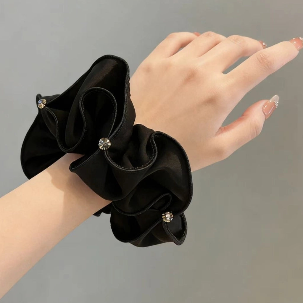 Elastico nero per coda di cavallo, accessorio per capelli elegante e semplice per le donne.