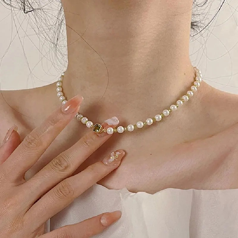 Collana fatta a mano con perla in pietra naturale e zirconi verdi, ideale come regalo di Natale o di compleanno.