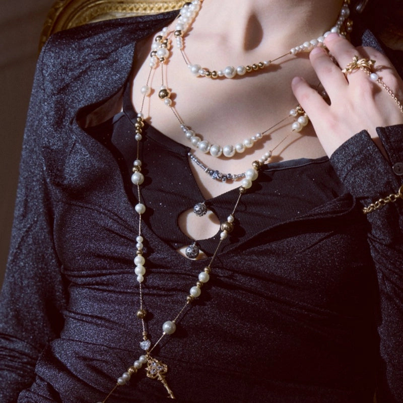 Collana vintage in stile francese con chiave, nappe di perle a pi¨´ strati, elegante catena a maglia e catena a clavicola con perline a goccia.