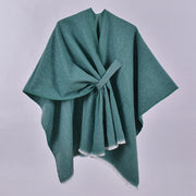 Mantella da donna con spacco diagonale e laccetti a pois color fango, con frange.