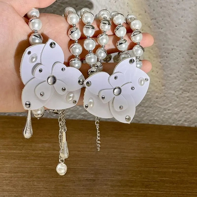 Collana retr¨° francese con farfalla delle nevi, perle irregolari, dettagli in pelle, falaenopsis, collana fatta a mano
