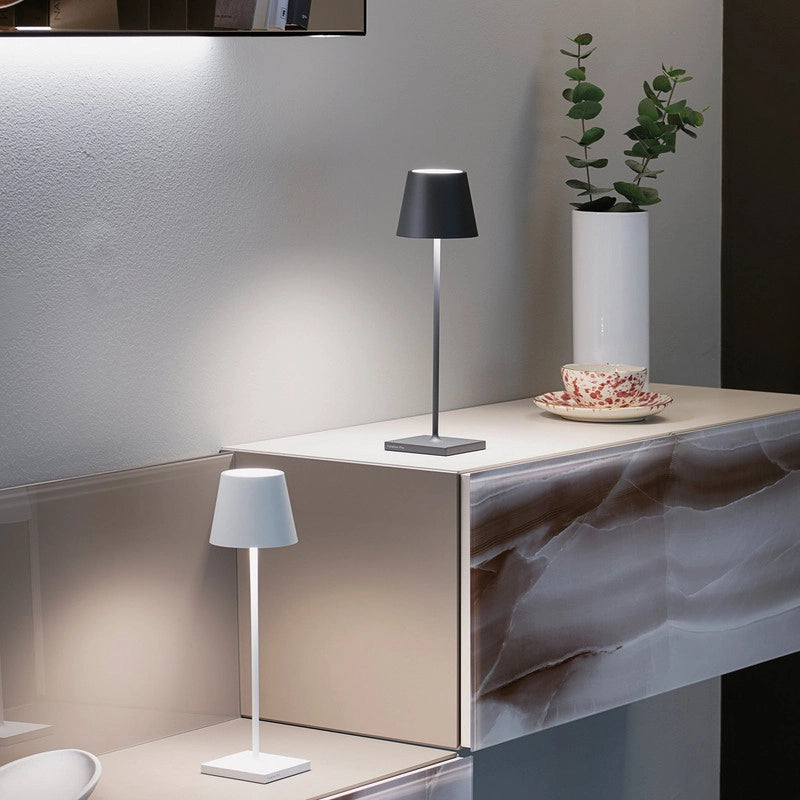 Zafferano Lampada a led da tavolo Poldina Pro Bianca ricaricabile e dimmerabile con batteria fino a 12 ore. Da uso esterno IP65