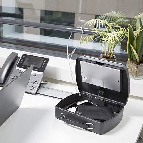 Master Lock P008EML Cassaforte Portatile con Combinazione Digitale e Cavo d'Acciaio Capacita' 2.17 L Alimentazione 4 AA (non incluse) Chiavi di Emergenza Incluse colore Nero
