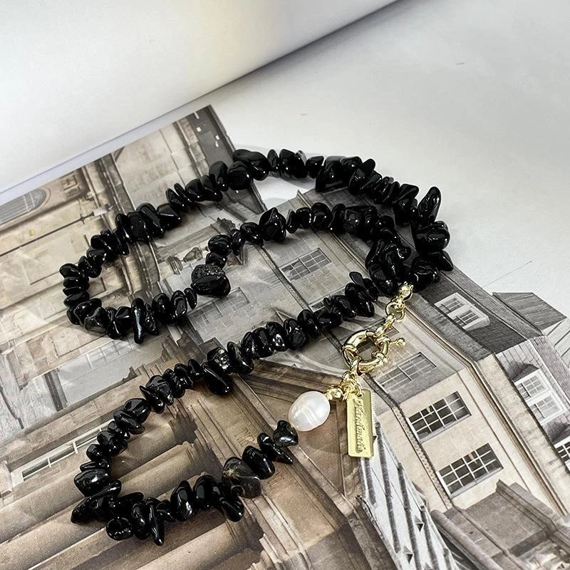 Collana fatta a mano con perline di cristallo nero naturale, ideale come regalo di Natale o di compleanno.