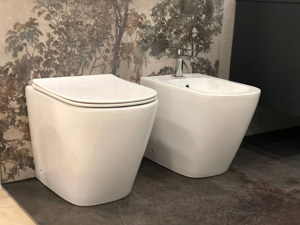 Moon Coppia di Sanitari a Terra Senza Brida con scarico Rimless , wc , Bidet e Coprivaso soft-close , Fissaggi e curva tecnica inclusa