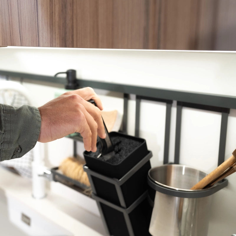 Lotto di 2 Zoccolo da cucina Plasline con accessori, altezza 100 mm, 2 barre lunghezza 2,35 m, Tecnoplastica, Nera