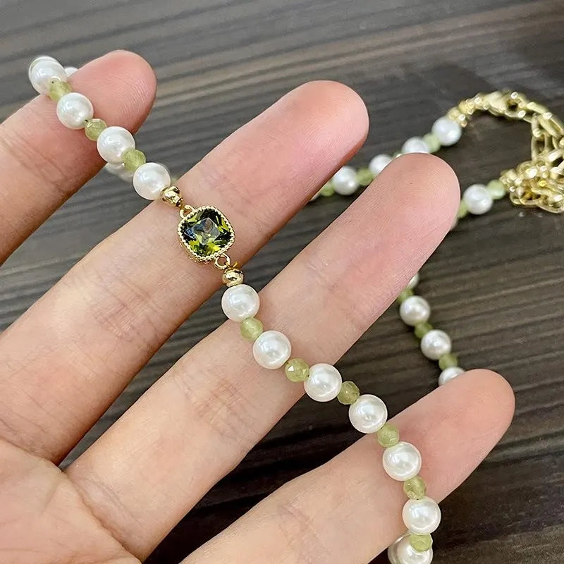 Collana fatta a mano con perla in pietra naturale e zirconi verdi, ideale come regalo di Natale o di compleanno.