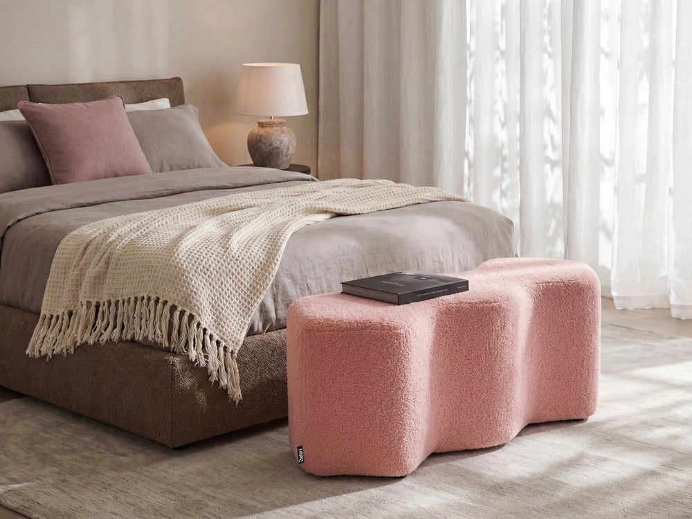 Pouf imbottito in tessuto per camera da letto e soggiorno 86 x 30 forma irregolare bouclè rosa stile scandinavo