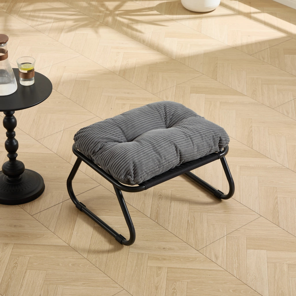 Chaise longue da esterno con poggiapiedi e cuscino imbottito; schienale reclinabile in acciaio grigio