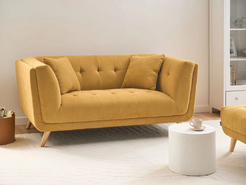 Divano a 2 posti in tessuto con cuscini decorativi, gambe in legno e trapuntatura decorativa, stile retrò senape
