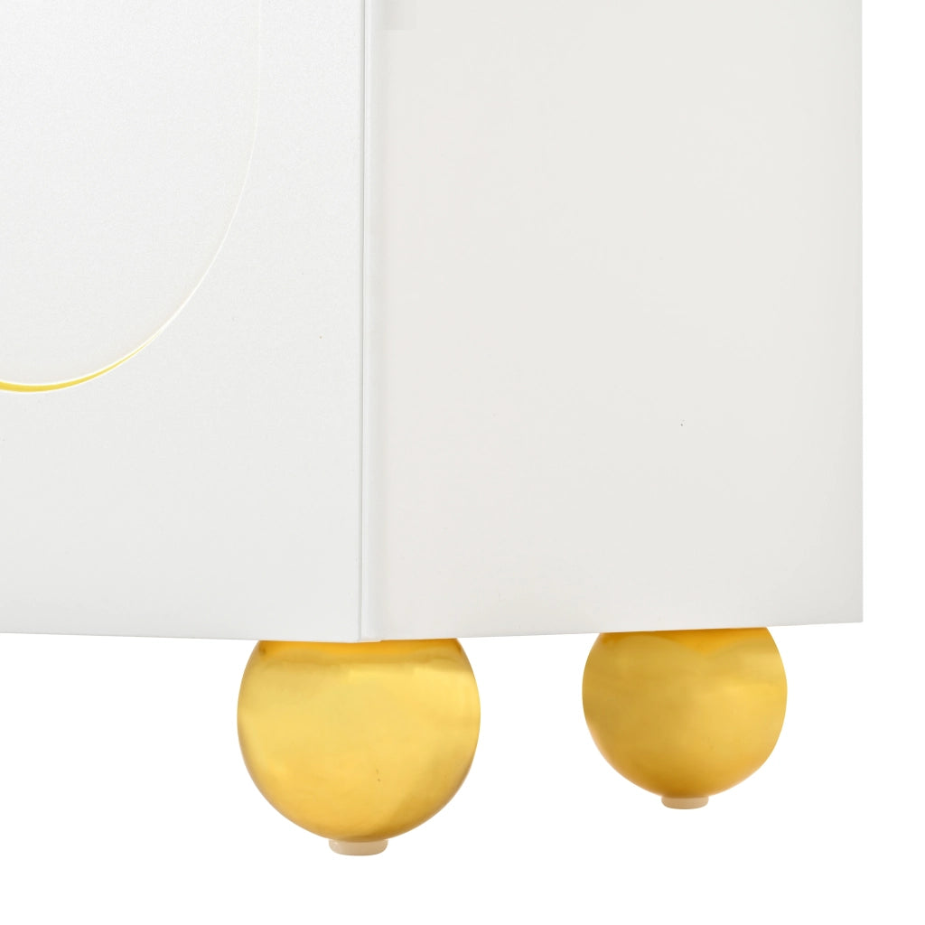 Credenza, mobile contenitore, ante con decorazioni ad arco in filo d’oro, piedini metallici sferici, bianco
