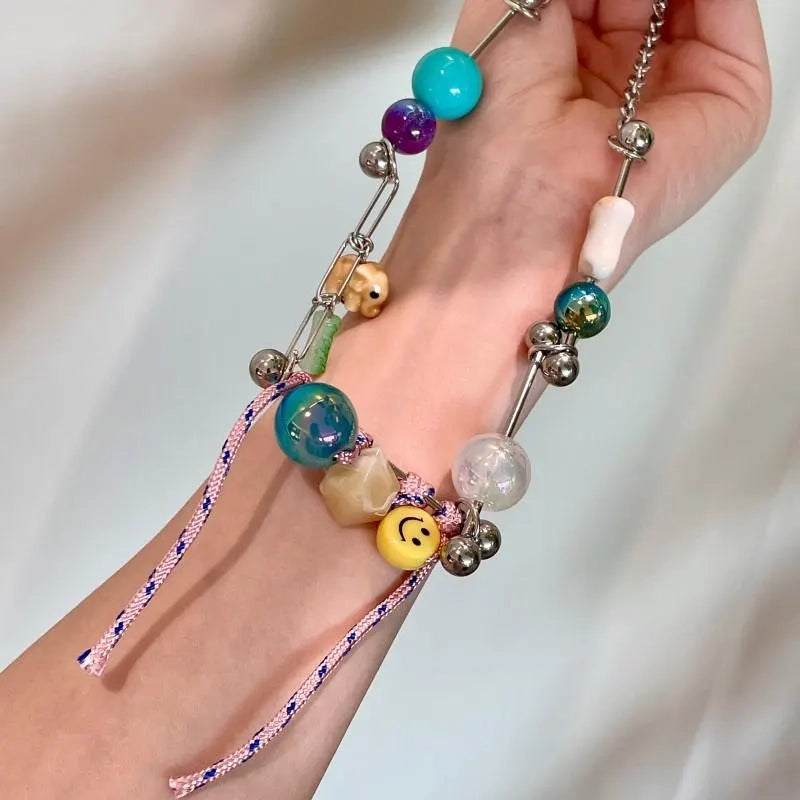 Collana con faccina sorridente e perline di vetro di cristallo: gioiello colorato fatto a mano