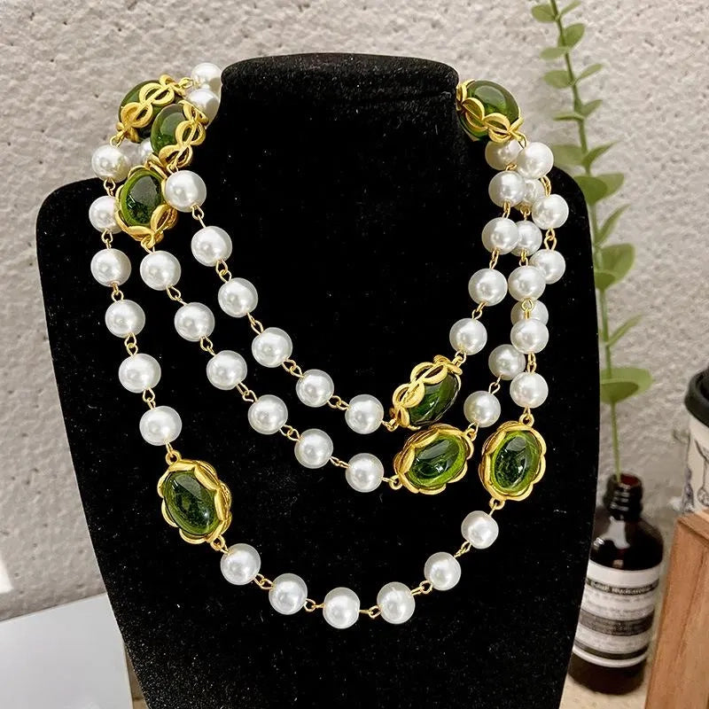 Collana vintage fatta a mano con perle e perline in vetro verde, accessori di lusso, regalo di Natale o di compleanno.