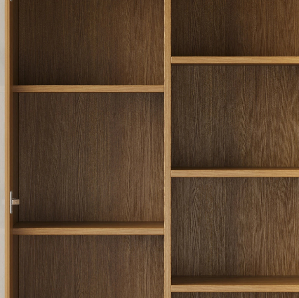 Vetrina 80x40x160 cm con ripiani sfalsati e cassetto push-to-open; naturale