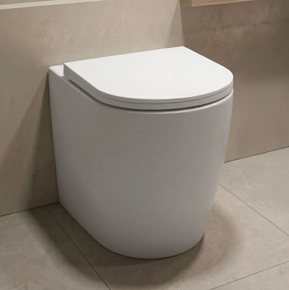 Wc filo muro H44 cm in ceramica bianca con design ovale e scarico rimless Velora Comfort