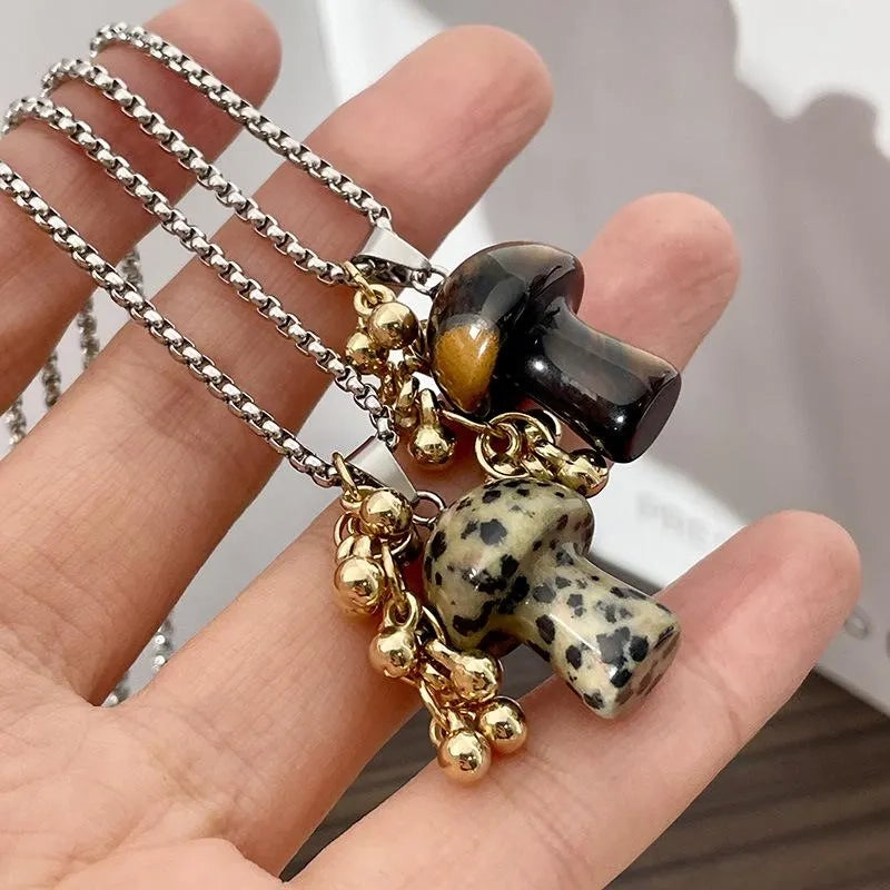 Collana lunga con ciondolo a forma di fungo di cioccolato in pietra naturale, realizzata a mano, regalo di Natale o di compleanno.