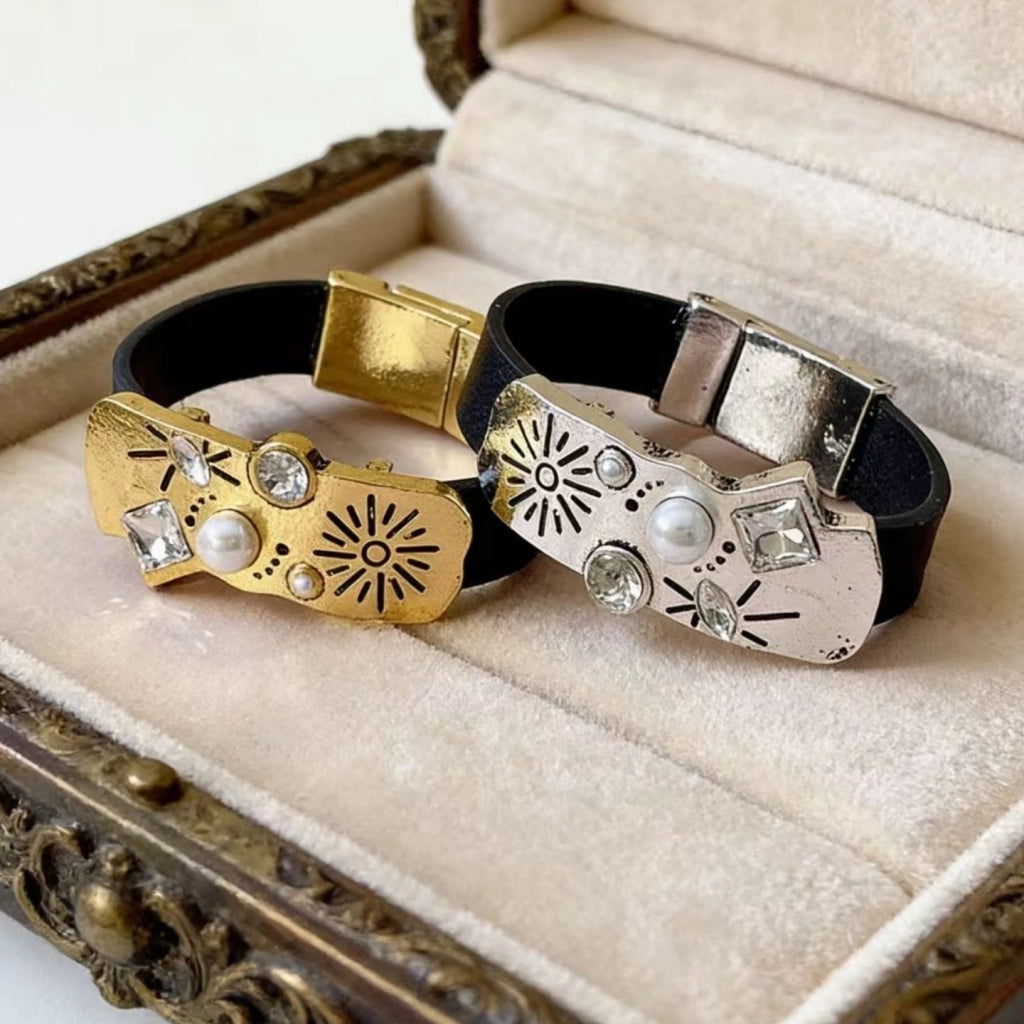 Bracciale vintage in metallo anticato con perle e strass